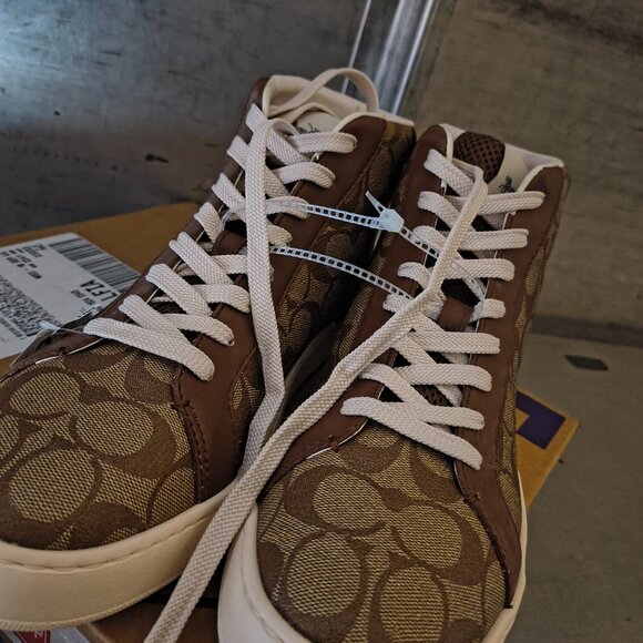 Coach - Picture 2 of 7